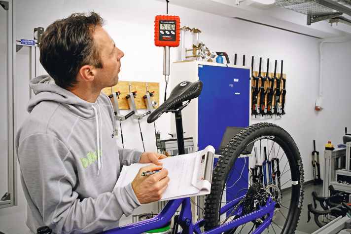 Selbstverständlich geht auch das Gesamtgewicht, das wir in jedem Testbrief ohne Pedale angeben, mit in die Bewertung ein. Um für Chancengleichheit zu sorgen, wiegen wir die Bikes so, wie sie im Shop erhältlich sind. Das heißt: Testbikes, die zwar im Tubeless-Setup angeliefert werden, so aber nicht serienmäßig zu kaufen sind, werden auf Schläuche umgerüstet.