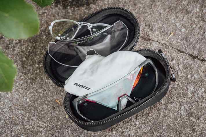 Üppiger Lieferumfang: Neben Hardcase und Brillenbeutel spendiert Giant auch eine Wechselscheibe sowie einen optischen Einsatz für Fahrer mit Sehstärke