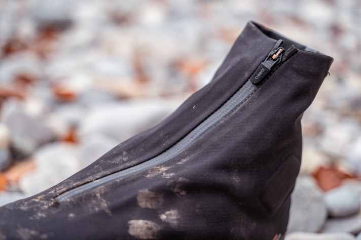 Der Schaft reicht weit unter die lange Hose. Achtung: Den Zipper immer richtig platzieren, sonst öffnet sich der Reißverschluss