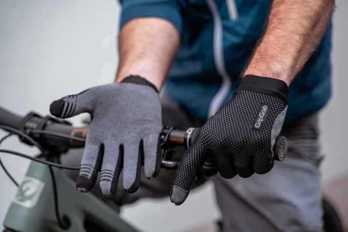 Griffig, luftig und angenehm im Tragegefühl. Der GripGrab ist eine hervorragende Wahl für technische Trailrides.