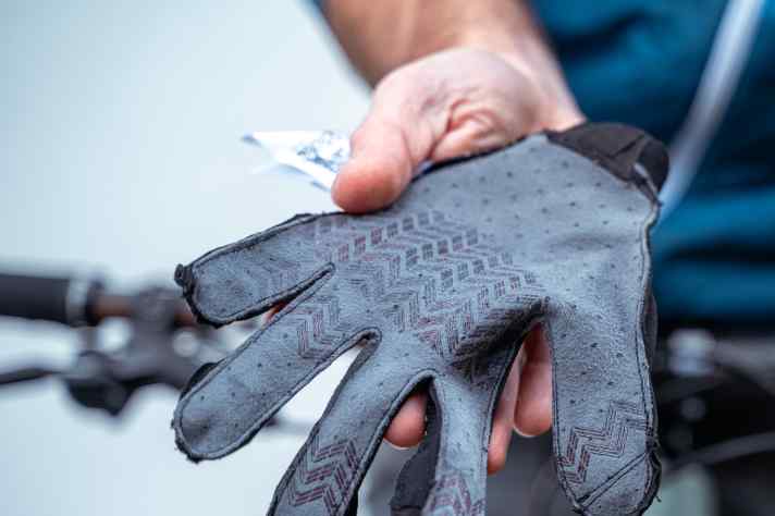 Das Besondere am Vertical 2 ist die Gummierung im Inneren des Handschuhs, die tatsächlich für sehr viel Grip sorgt - manchmal sogar etwas zu viel.