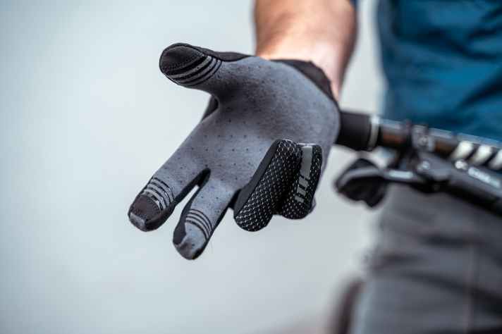 Zusätzlich zur InsideGrip-Technologie gibt es Silikon an drei Fingern. Mit Daumen und Zeigefinger lässt sich das Smartphone leicht bedienen.