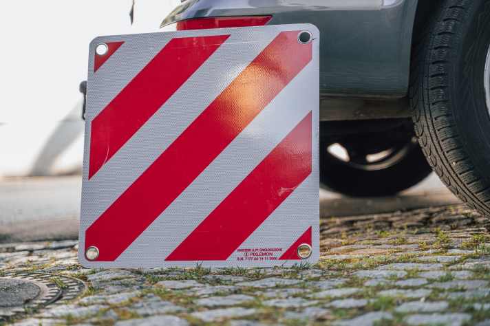 Für Fahrzeuge mit Träger an der Heckklappe bleibt die Kennzeichnungspflicht nach wie vor bestehen | Foto Stefan Frey