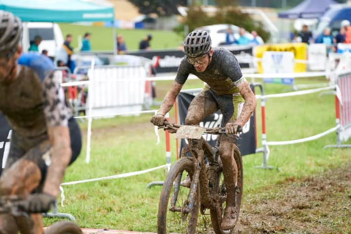 Max Ebrecht holte seinen ersten Sieg für das BIKE Junior Team. In Hägglingen/Schweiz war er der Schnellste - trotz widriger Bedingungen.