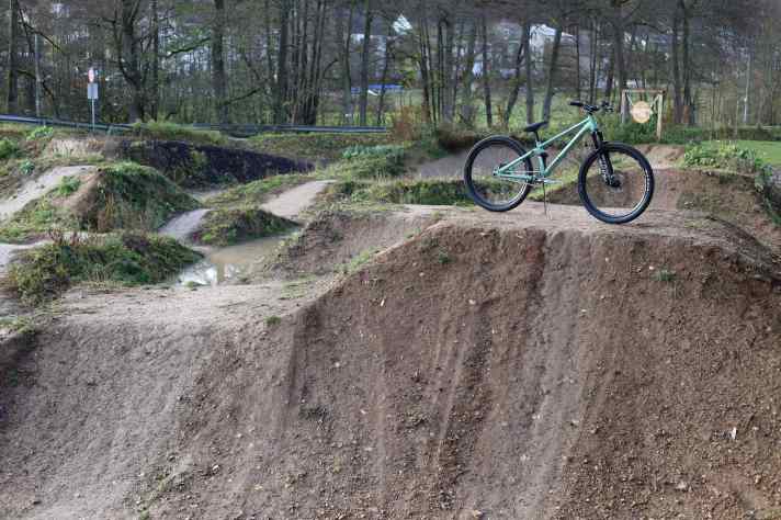 Allein auf weiter Flur: Das Canyon Stitched 720 ist eines der letzten modernen Slopestyle-Fullys.