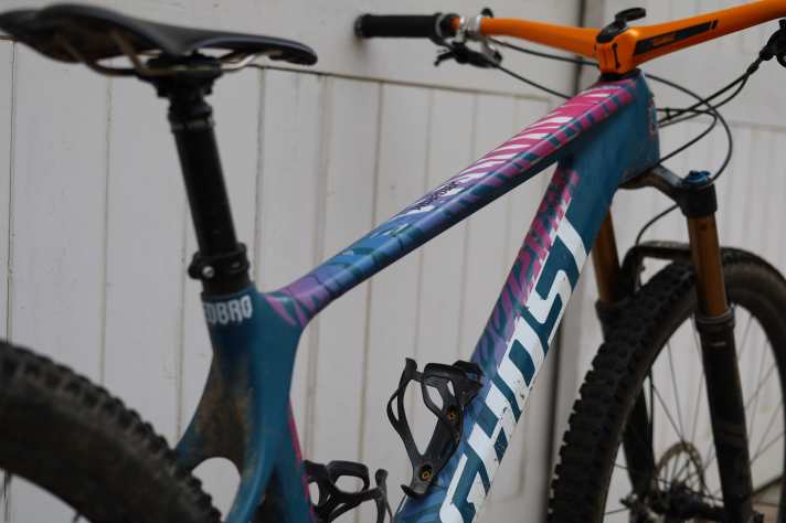 Wo sonst nur langweiliges Blau wäre, ist mit der Dyedbro-Rahmenschutzfolie ein aufregender Vintage-Look entstanden.