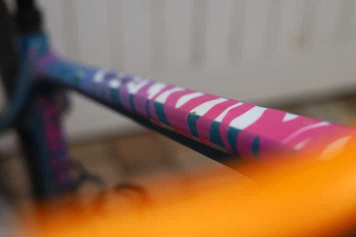 Die Dyedbro Rahmenschutzfolie überdeckt optische Schäden, wie diesen Lackabplatzer am Oberrohr, und bewahrt das Bike vor weiteren.