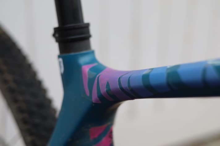 Durch mehrere Segmente und einen cleveren Zuschnitt passt sich die Dyedbro Rahmenschutzfolie gut an die Rahmenform an.