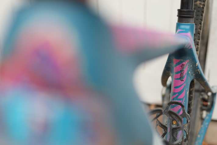 Eigentlich für die Kettenstreben gedacht, kann sich dieses Teil des Rahmenschutz-Kits von Dyedbro auch auf dem Sitzrohr sehen lassen.