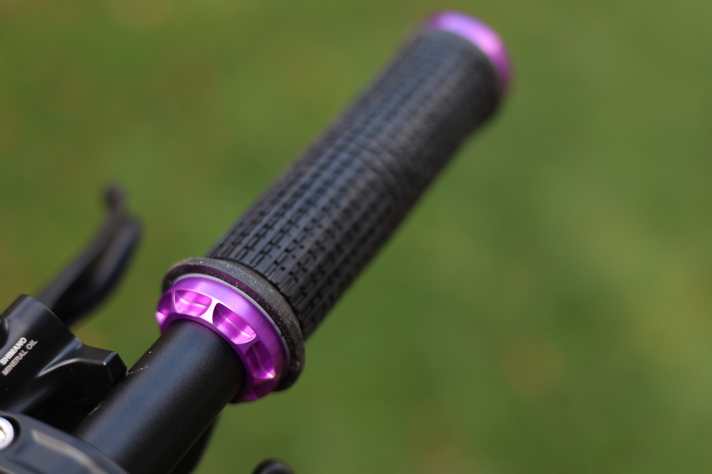 Von außen ist die Rotations-Funktion der Rev-Grips nicht zu sehen. Die schöne CNC-Optik der Klemmringe aber schon.