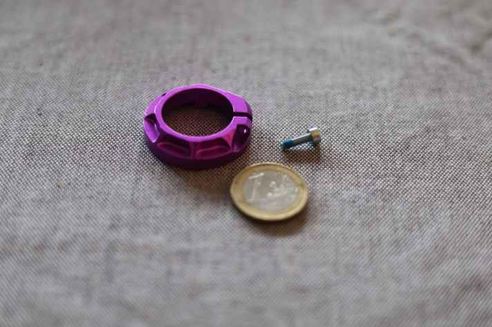 Unterdimensioniert und zu weich: Das Gewinde des Alu-Klemmrings gab im Test den Geist auf. Eine längere oder größere Schraube hätte das womöglich verhindern können.