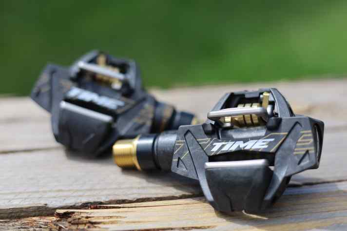 Über 300 Euro sind eine Ansage für Pedale. Dank Carbon und Titan stimmen bei den Attac XC12 immerhin Wertigkeit und Gewicht.