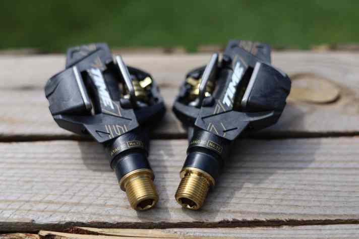Sündhaft teure Titanachsen in Gold-Optik schmücken die Time Attac XC12. Bei so hübschen Pedalen kann man sich das Geschenkpapier sparen.