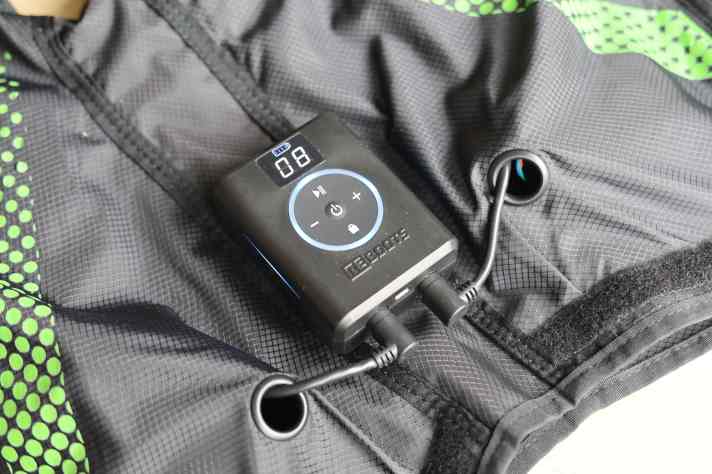 Über diese kleine Steuerungseinheit an der Hose lassen sich die Reboots Go X anschalten und bedienen. Die Bluetooth-Verbindung zum Handy ist schnell aufgebaut.