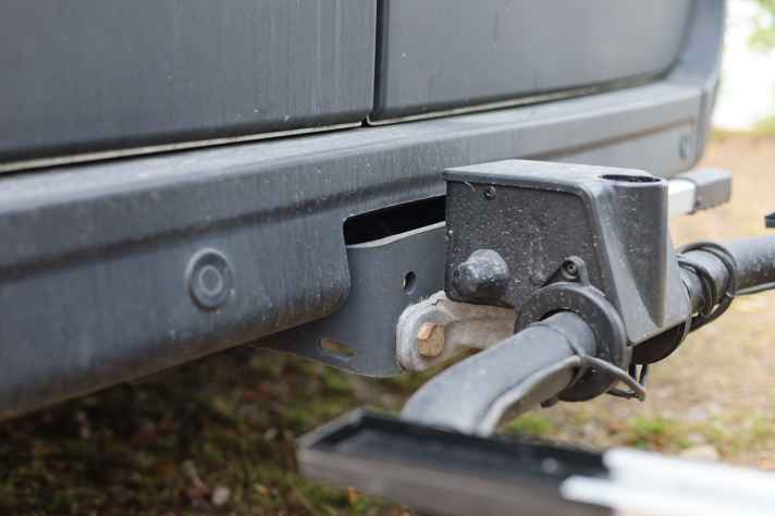 Um mit den tief abschließenden Flügeltüren unseres Testfahrzeugs zu funktionieren, musste die Anhängerkupplung tiefer gelegt werden. Die Bodenfreiheit bleibt mit dem Eufab SD260 dennoch im grünen Bereich.