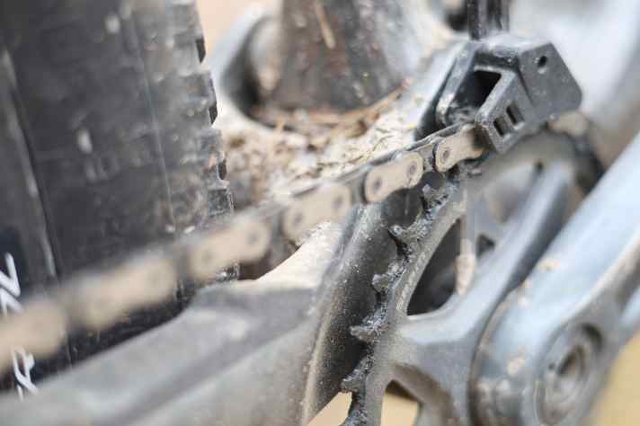 Der Sram GX AXS Transmission Antrieb hielt im Gegensatz zum dazugehörigen Tretlager trotz Schmutz-Schmierung erstaunlich lange durch. Eine kleine Kettenführung hält den Antriebsstrang auf Linie.