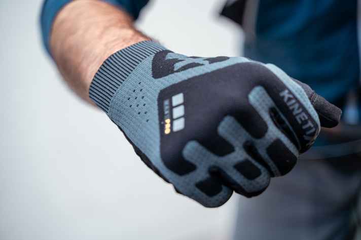 Einen Handschuh mit Rundstrick-Gewebe hatten wir auch noch nicht im Test. Das Tragegefühl ist sehr angenehm.