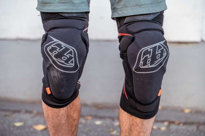 Choice of Champions: Der Troy Lee Designs Raid Knee vermittelt schon im Stand viel Sicherheit.