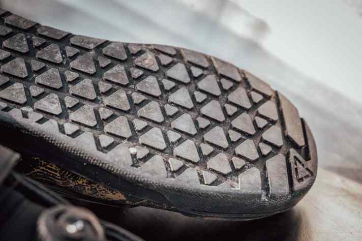 Gummimischung und Profil vermitteln nur wenig Grip. Das passt nicht ganz zur sonstigen Ausrichtung des Schuhs