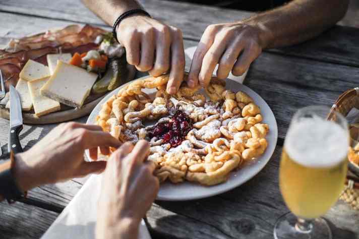 "Strauben" nennt sich die Südtiroler Mehlspeise, die (nicht nur) auf der Cisloner Alm hervorragend schmeckt.