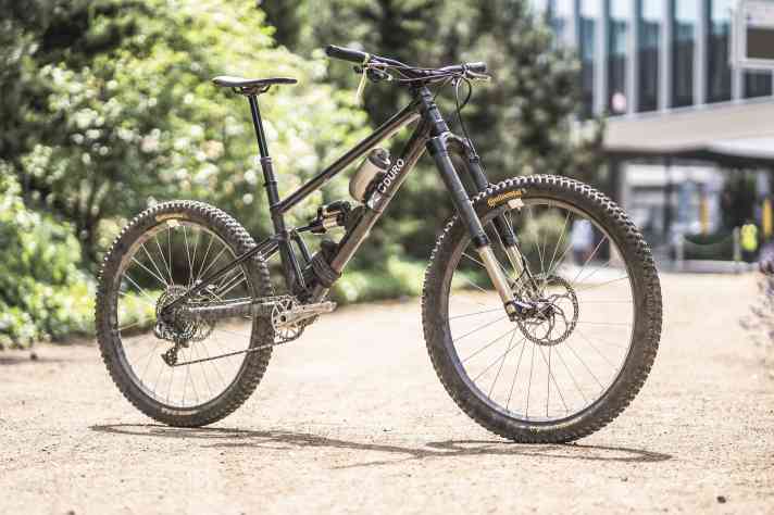 Der wohl spannendste Teileträger Europas: Cduro Carbon-Bike aus Tschechien mit Intend-Parts aus Deutschland.