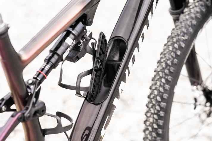 Am Epic bringt Specialized erstmals das SWAT Box Staufach an ein Race-MTB. Die Funktion ist tadellos.