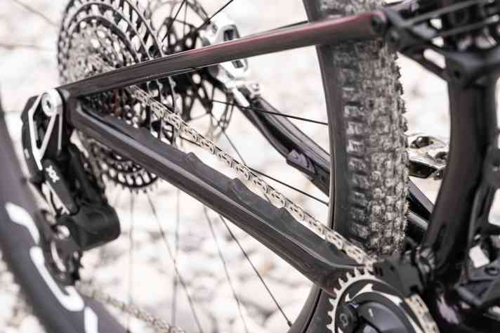 Der Kettenstrebenschutz des Specialized Epic 8 dämpft Geräusche sehr zuverlässig. Insgesamt fährt sich das Bike sehr leise.