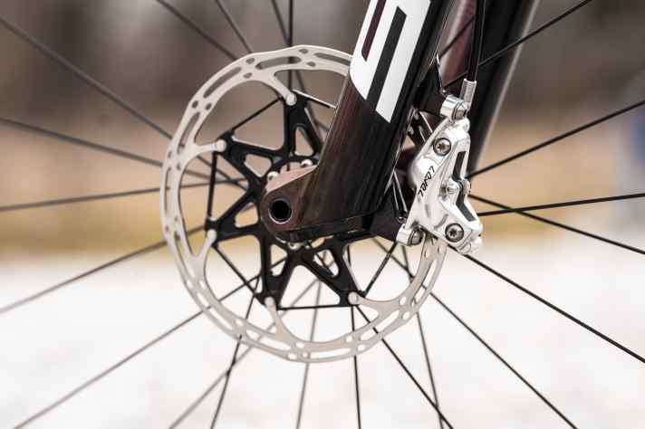 Mit vier Kolben packen die Sram Level Ultimate Stealth Bremsen am Specialized S-Works Epic 2024 kräftig zu.