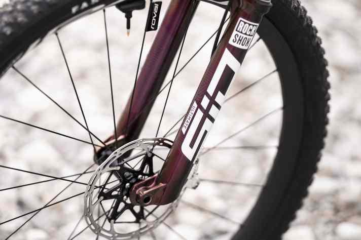 Das neue Flight Attendant Fahrwerk für XC-Bikes basiert auf Rockshox Ultimate Federelementen. Am edlen S-Works Epic kommt die Gabel in Rahmenfarbe.