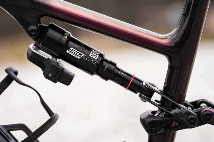 Entwickelt für den kompromisslosen Cross Country-Race-Einsatz: Das Rockshox Flight Attendant System am Specialized S-Works Epic 2024.