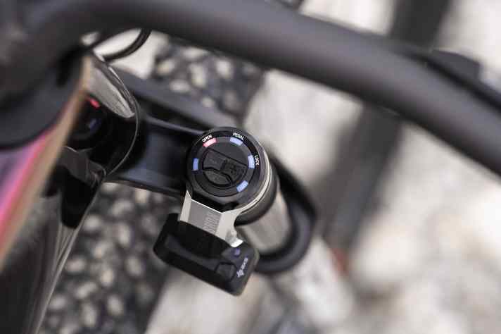 Bin ich im richtigen Modus? Elektronik und Automatik erfordern am Specialized S-Works Epic 8 etwas Eingewöhnungszeit.