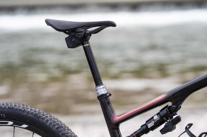 Eine Dropper Post mit 150 Millimetern Federweg sieht man an Cross Country-Bikes nicht oft. Am Specialized S-Works Epic 8 wird die Rockshox Reverb AXS via Funk gesteuert.