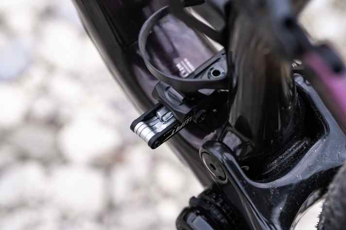 Immer dabei: Unter einem der zwei Flaschenhalter des neuen Specialized Epic sitzt ein kleines Multitool.