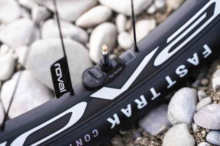 Auch die TyreWiz-Luftdrucksensoren sind Teil des kabellosen Sram AXS Ecosystems. Bisher werden ihre Daten jedoch nicht ins Flight Attendant System mit einbezogen.