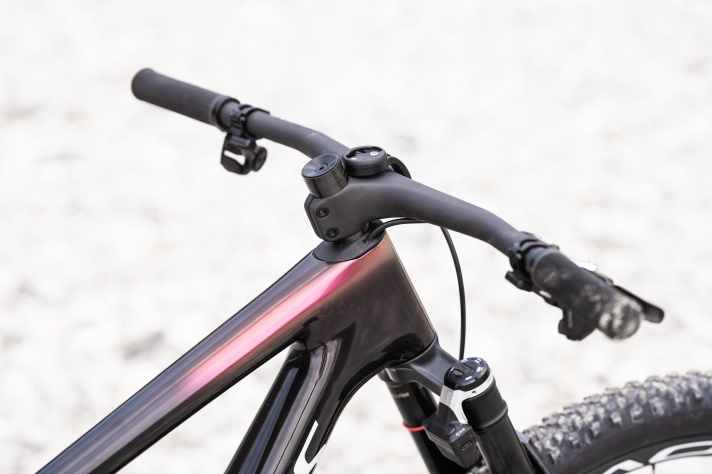 Trotz der extrem progressiven Geometrie bleibt das neue Specialized Epic ein astreines Racebike. Für eine sportliche Fahrposition sorgt das tiefe Cockpit.