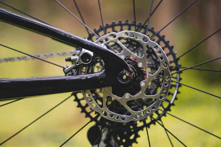 Liv setzt auf eine Postmount- anstatt einer Flatmount-Bremsaufnahme. Der Shimano XTR Bremssattel des Pique Advanced 0 ist durch den Rahmen gut geschützt.