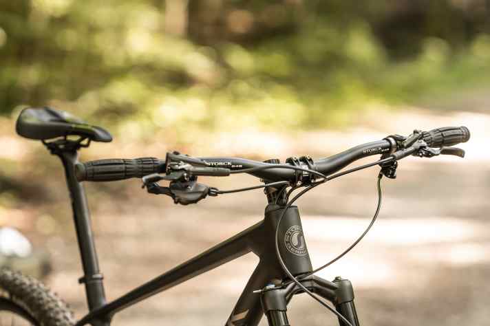 Am Storck Rebel.4 Platinum baut die Steuerzentrale mit Riser-Bar verhältnismäßig hoch.