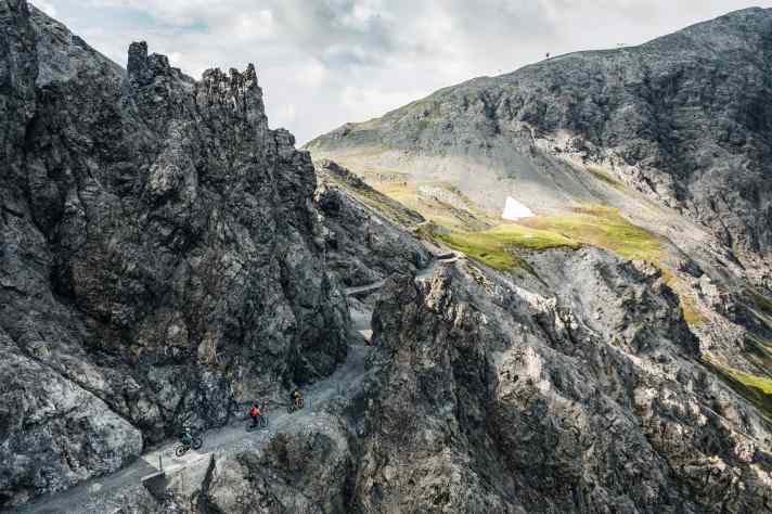 Kurz nach dem Einstieg fädelt der Chörbschhorn Trail in diese Felsgalerie ein.