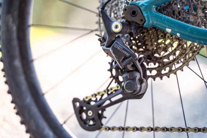 Auch bei der Schaltung wurde nicht gegeizt. Die Shimano Deore wechselt zuverlässig und schnell die Gänge
