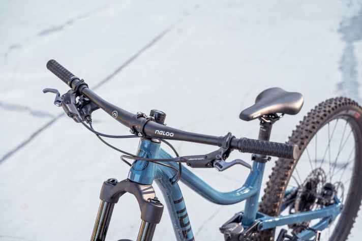 Mit 700 Millimetern ist der Lenker auch für größere Kids noch breit genug