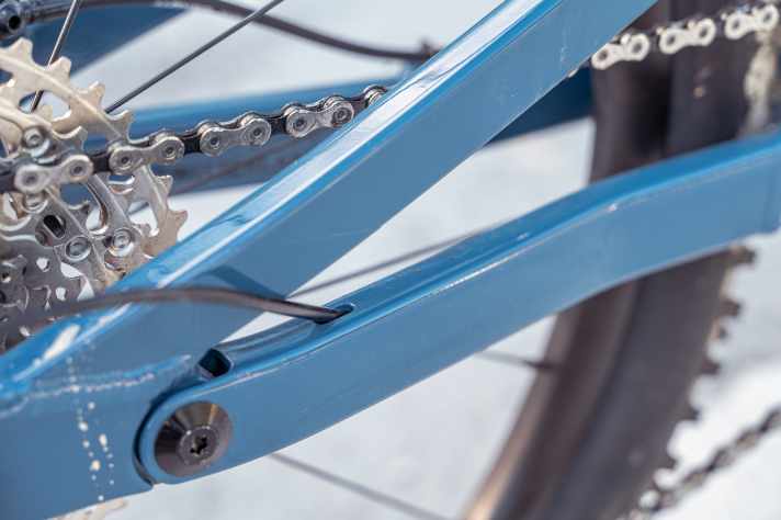 Wenig Schutz: Aufkleber, die den schicken Rahmen schonen würden, sucht man am Naloo Kinder-Fully leider vergeblich.