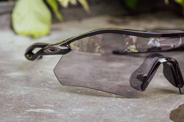 Durch die geschwungene Scheibe schmiegt sich die Oakley nahe ans Gesicht und blockt Wind erstaunlich gut ab