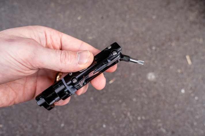 Das Tool ist ausreichend groß und liegt gut in der Hand. Über ein Zwischenstück dient der Kettennieter als Hebelverlängerung.