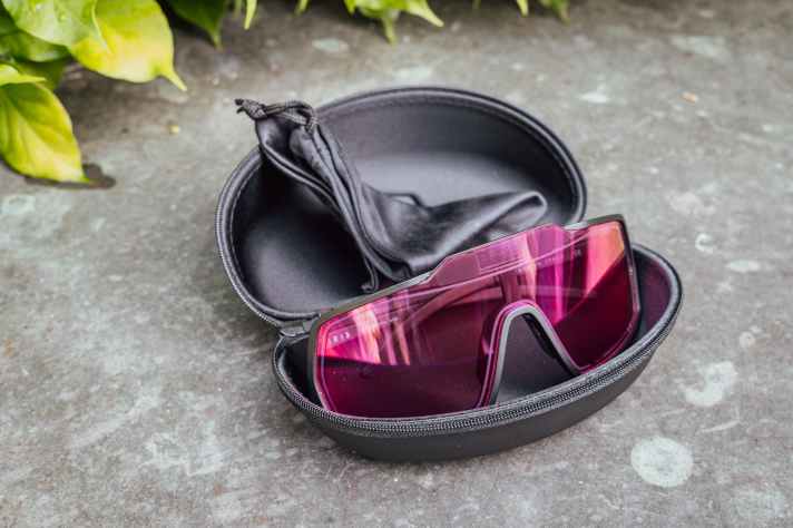 Die hochwertig verarbeitet Brille kommt mit Etui und Mikrofaserbeutel