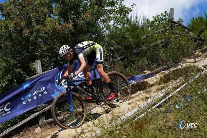 Elias aus dem BIKE Junior Team: Volle Konzentration im Downhill.
