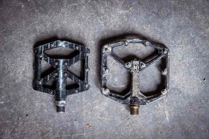 Size matters: Zumindest bei Flatpedals spielt die Größe eine entscheidende Rolle. Die Größe der Plattform sollte passend zur Schuhgröße gewählt werden