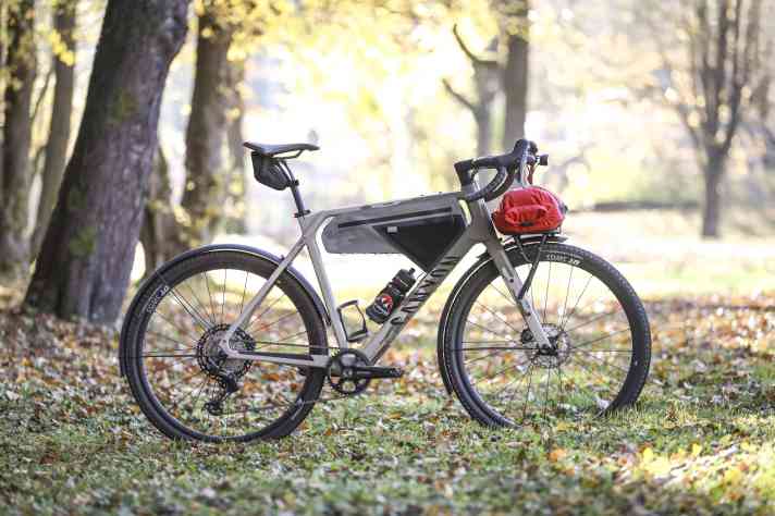 Perfekt zum Pendeln: Der Laptop passt zusammen mit Wechselklamotten in einen Drybag auf dem Front-Rack. Das Zubehör geht ins Gewicht: fahrfertig ohne Gepäck wiegt das XL-Bike 12,03 Kilo.