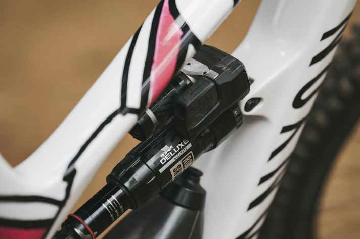 Ohne Strom läuft Nix. Auch an den Gabeln und Dämpfern der Rockshox Flight Attendant Trail Baureihe finden sich die bekannten Sram AXS Akkus.