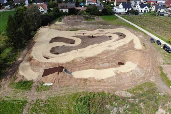 Der Bau eines Pumptracks erfordert eine gute Planung und viel Expertise.