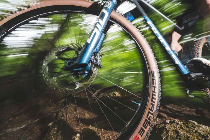 Neu ist bei der Shimano XTR nicht nur das Schalten via Funk. Auch die Bremsen inklusive zugehöriger Scheiben wurden überarbeitet.